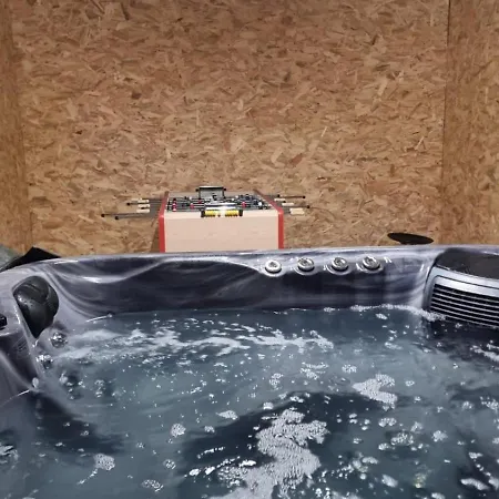Les Randogodilleurs Avec Jacuzzi A 2kms Des Pistes Et 350m Du Theatre Du Peuple ! ビュッサン