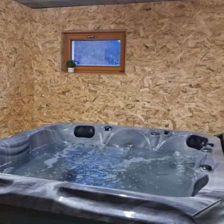 Les Randogodilleurs Avec Jacuzzi A 2kms Des Pistes Et 350m Du Theatre Du Peuple !