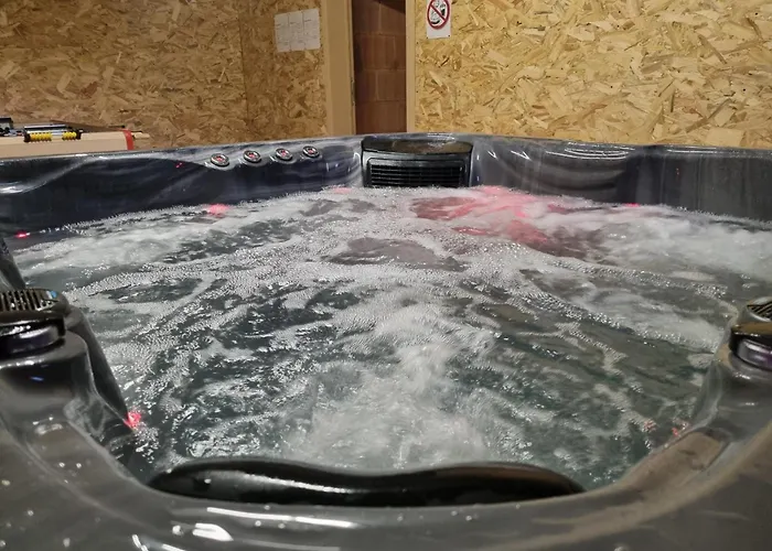 Les Randogodilleurs Avec Jacuzzi A 2kms Des Pistes Et 350m Du Theatre Du Peuple !